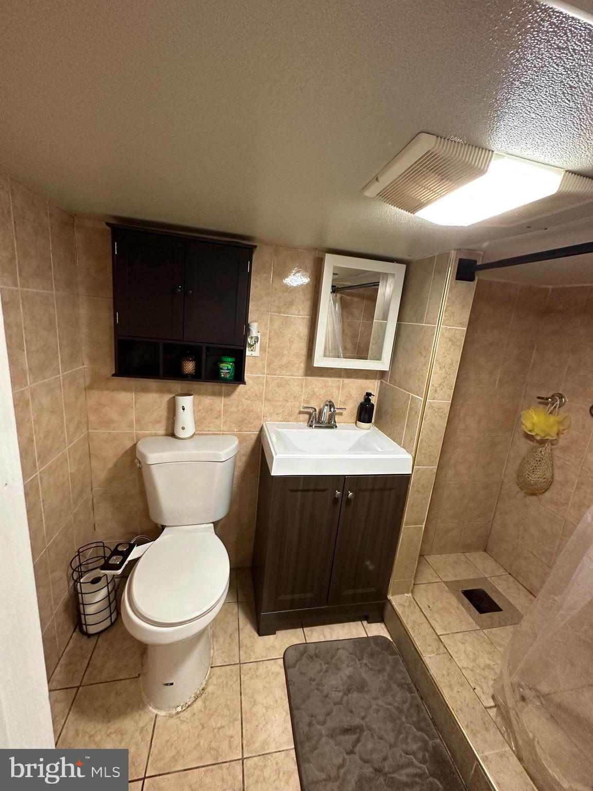 4914 Ormes Street Philadelphia, PA 19120 - Photo 22 of 33 a bathroom with a toilet sink a mirror and a bathtub