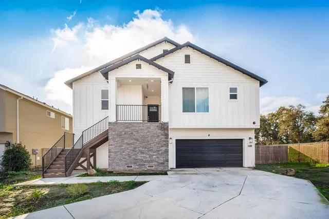 a view of house with entertaining space in front of it