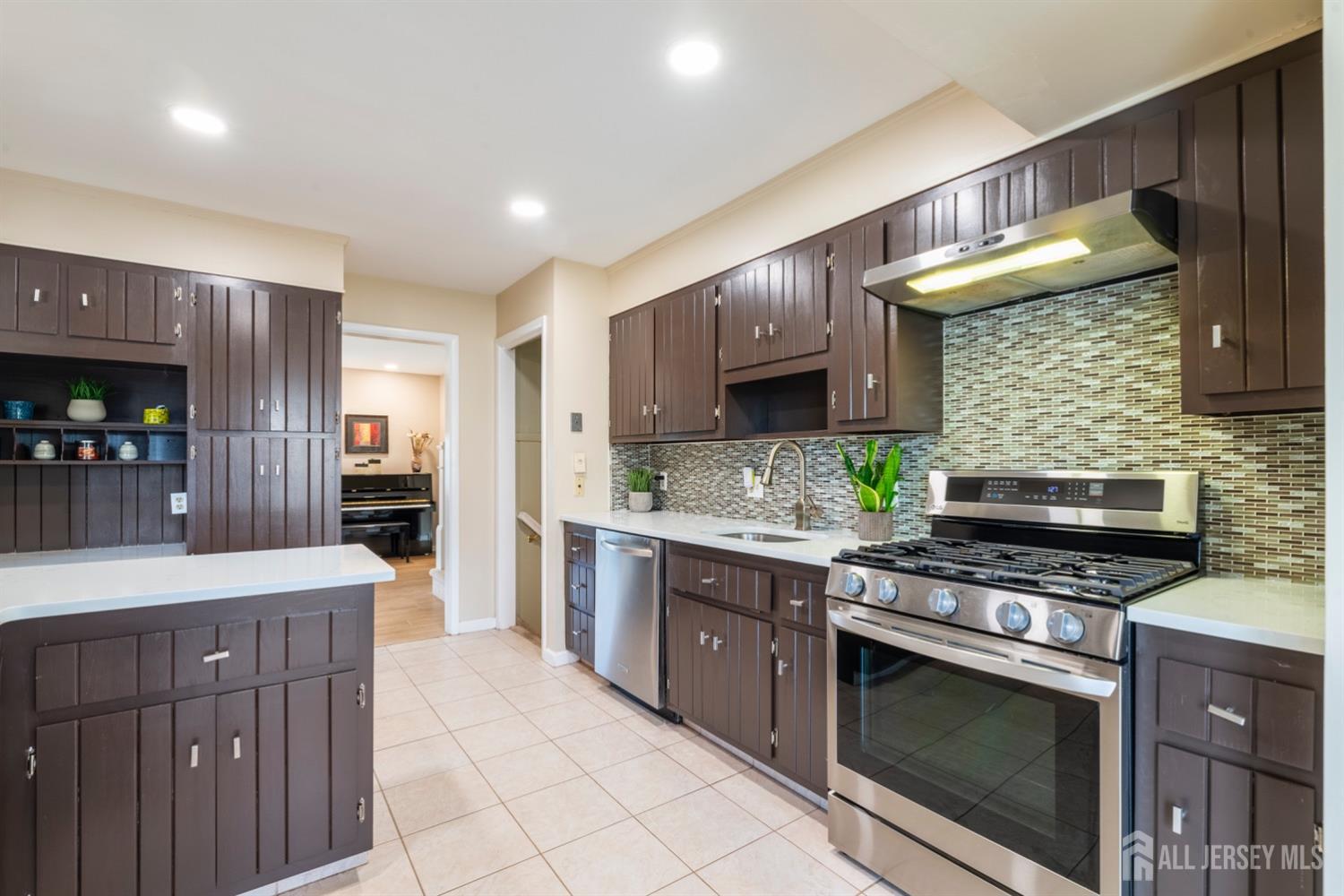21 Rolling Road East Brunswick, NJ 08816 - Photo 6 of 32 Gallery Image 6