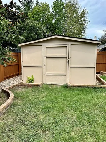 a view of a backyard space