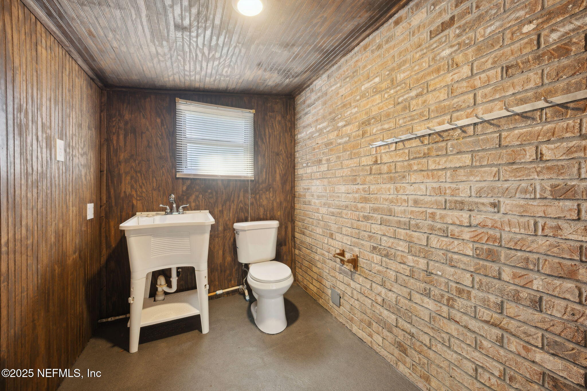 44186 Lee Drive Callahan, FL 32011 - Photo 21 of 28 a bathroom with a toilet a sink and mirror