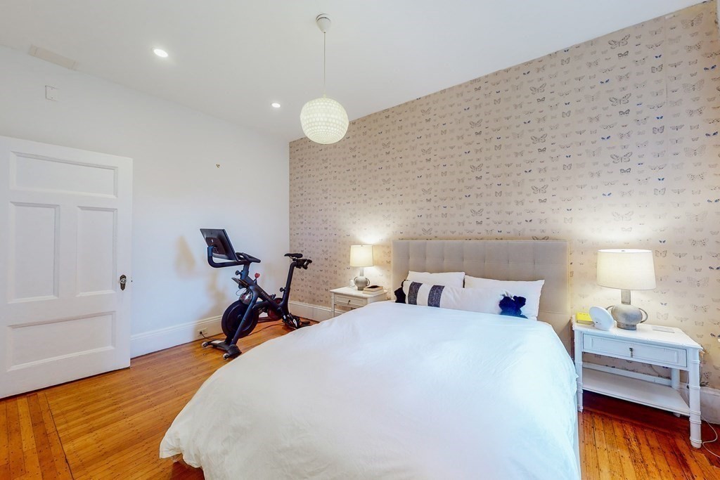 405 Marlborough Street, Unit 41 Boston, MA 02115 - Photo 17 of 32 a bed room with a bed and a lamp