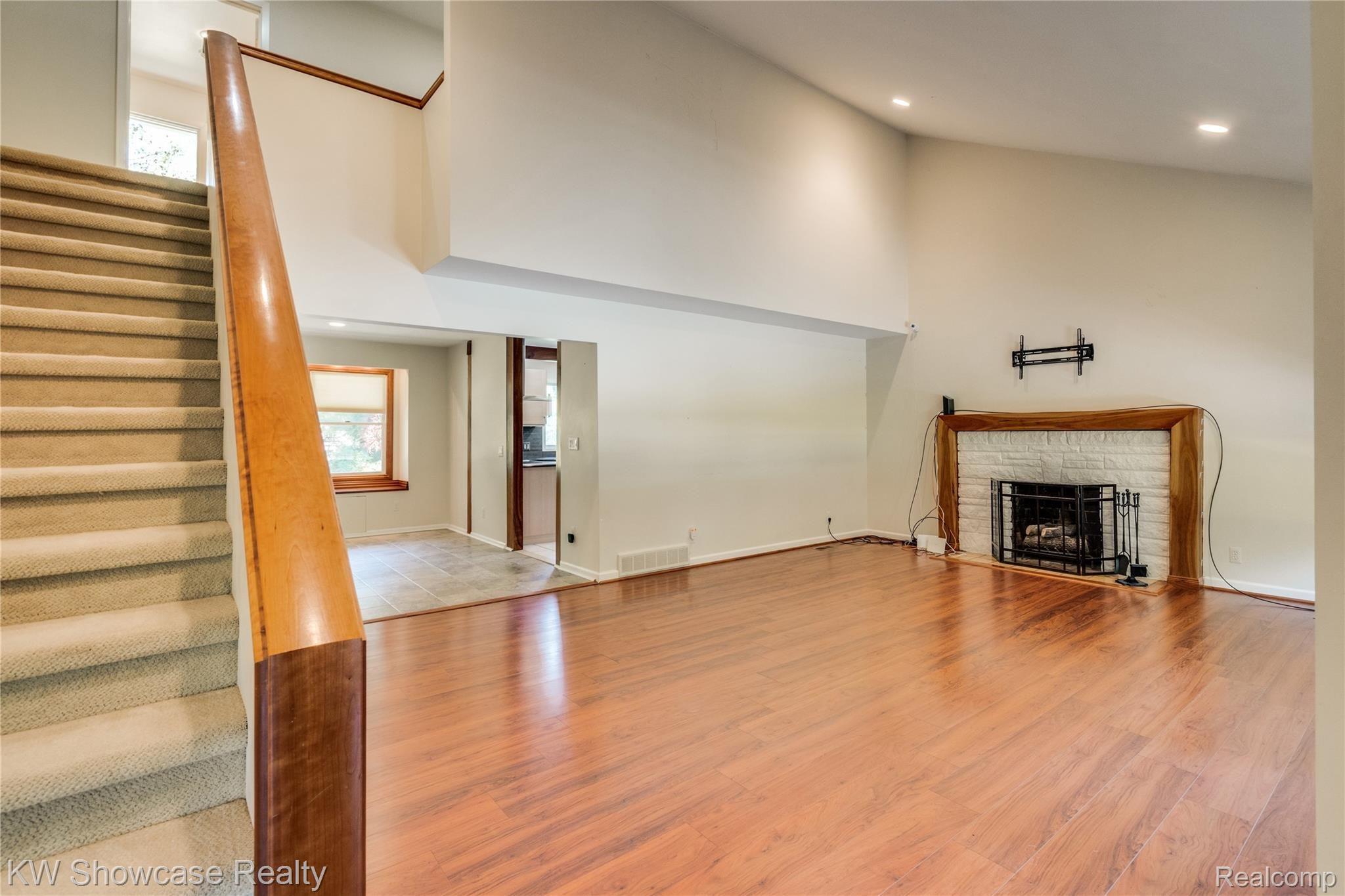 1526 Merry Road Waterford, MI 48328 - Photo 11 of 66 Interiors (7 of 54).jpg