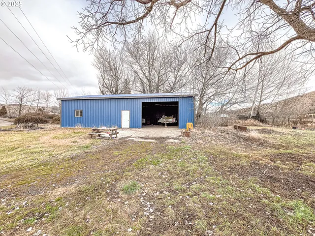 $299,900 | 55550 McKern Lane, Mount Vernon, OR 97865