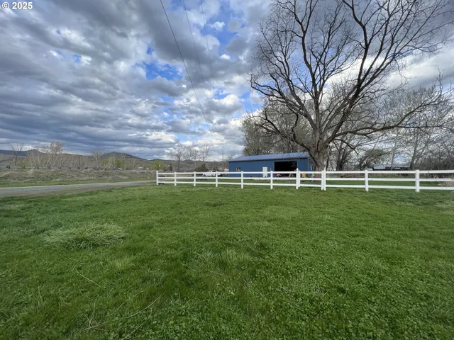 $299,900 | 55550 McKern Lane, Mount Vernon, OR 97865