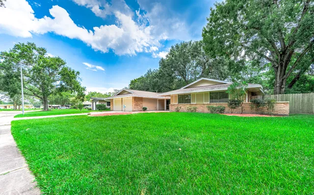 $385,000 | 1610 Richvale Lane, Houston, TX 77062