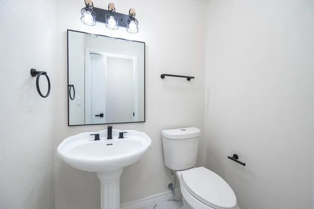 $385,000 | 1610 Richvale Lane, Houston, TX 77062