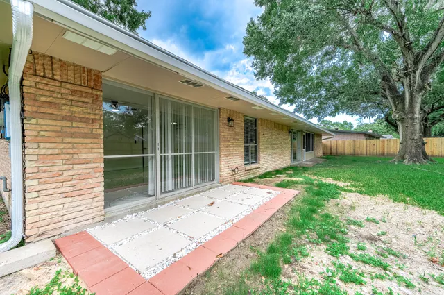 $385,000 | 1610 Richvale Lane, Houston, TX 77062