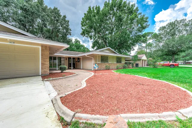 $385,000 | 1610 Richvale Lane, Houston, TX 77062