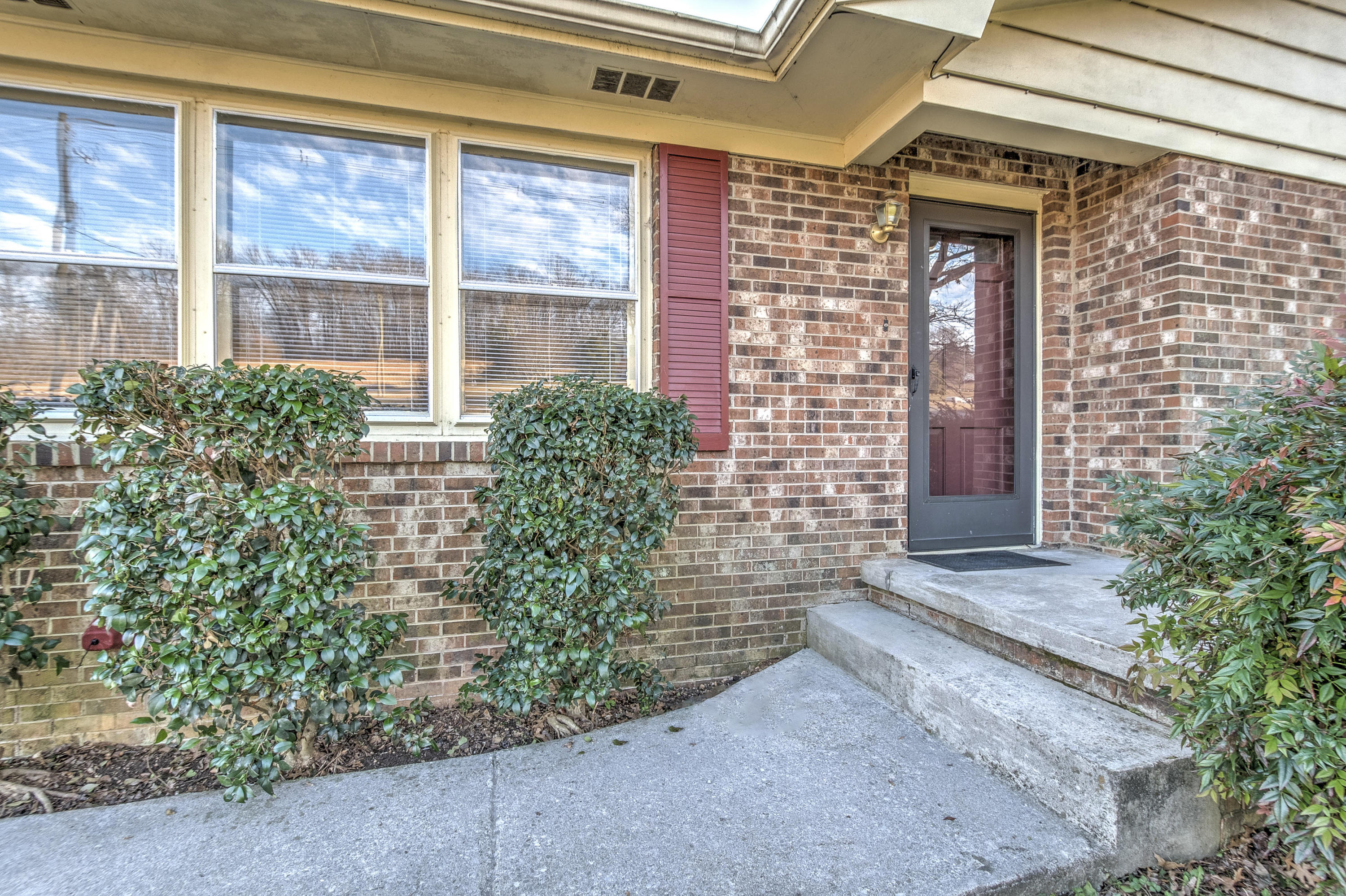 131 Old Tacora Hills Road Clinton, TN 37716 - Photo 2 of 32 E60944B4-F516-4904-BC1D-9D8951052C5D