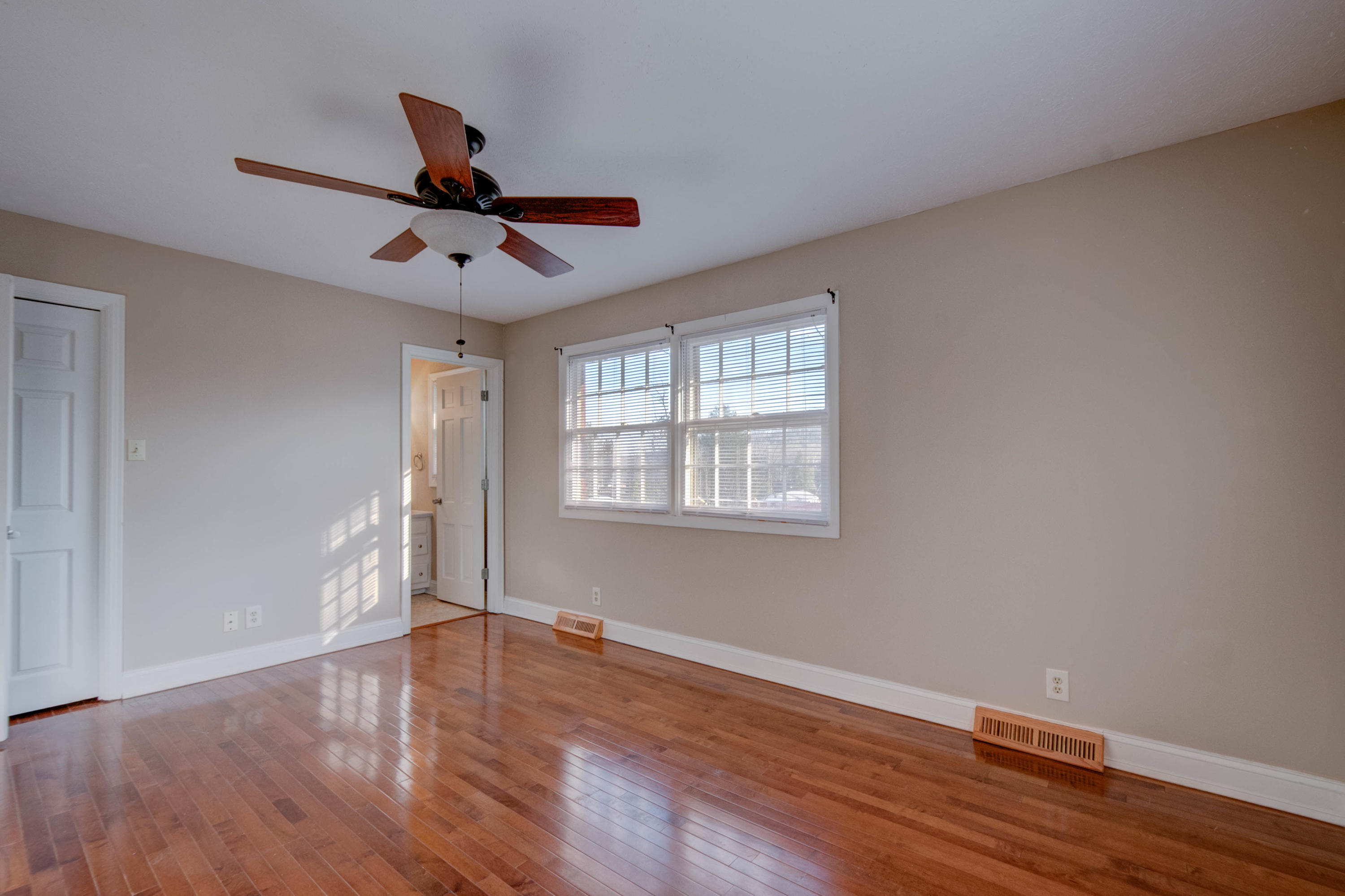 131 Old Tacora Hills Road Clinton, TN 37716 - Photo 11 of 32 A66D5ABE-730C-4879-84B2-AA40B5D1DF1B