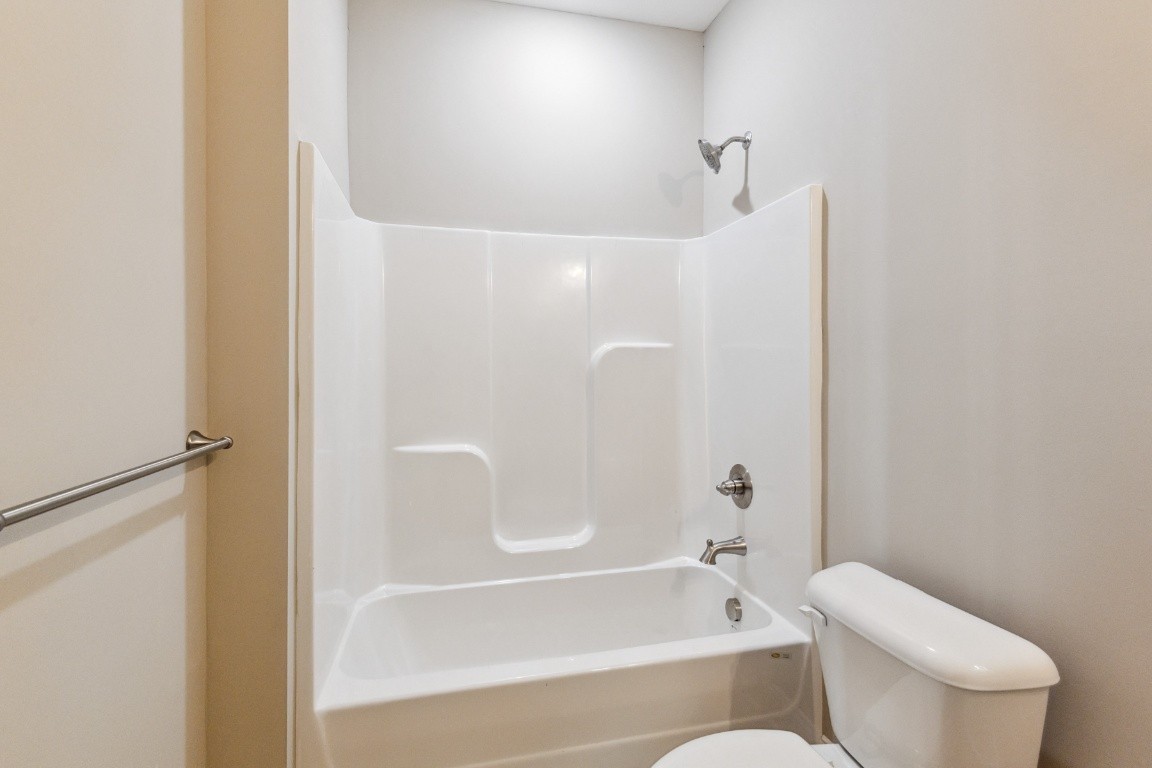 427 Jen Hollow Road Clarksville, TN 37040 - Photo 29 of 36 a bathroom with a toilet and a bathtub