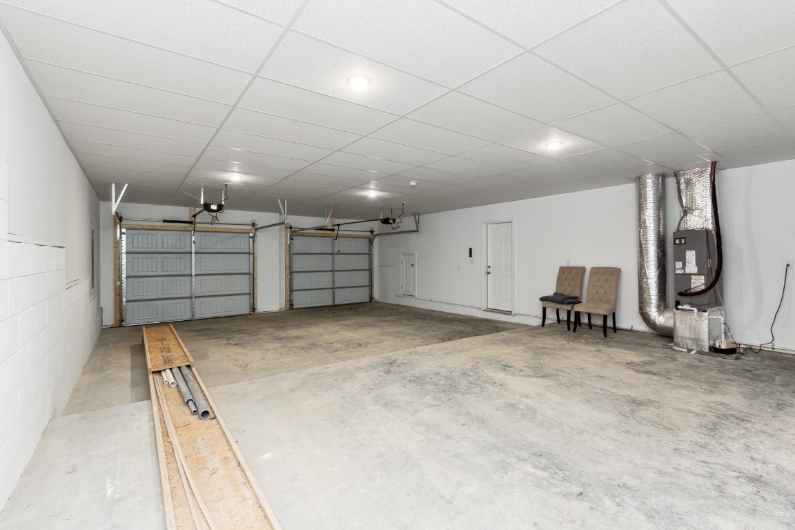 427 Jen Hollow Road Clarksville, TN 37040 - Photo 33 of 36 a view of a garage