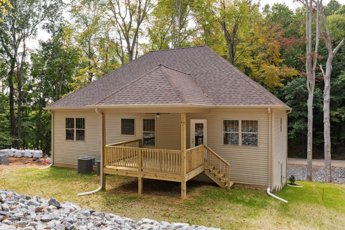 427 Jen Hollow Road Clarksville, TN 37040 - Photo 35 of 36 a view of a house with a yard