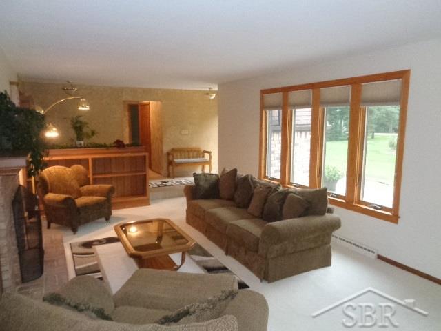 2466 Liberty Road Saginaw, MI 48604 - Photo 5 of 58 Living Room