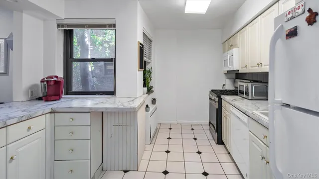 $348,000 | 30 Grace Avenue, Unit 2F, Great Neck, NY 11021