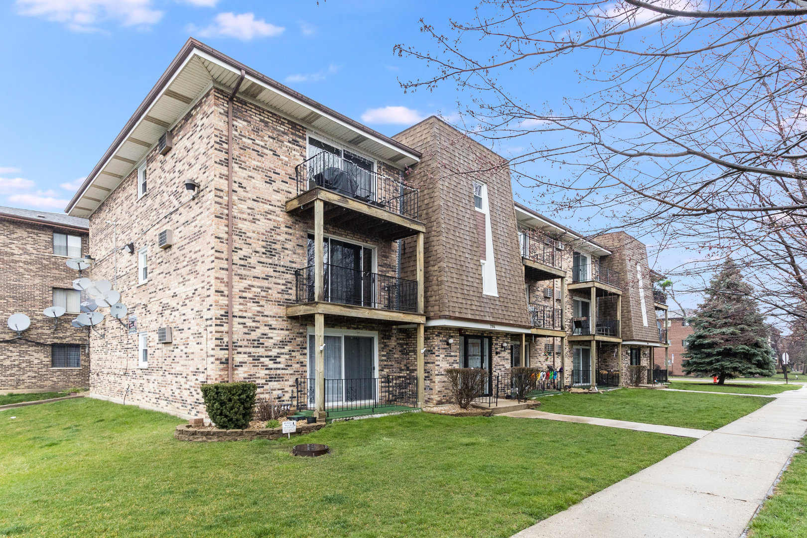 7104 98th Street, Unit 302 Chicago Ridge, IL 60415 - Photo 1 of 24 Gallery Image 1