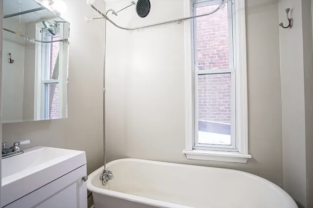 $1,990 | 193 Beech Street, Unit 193, Holyoke, MA 01040