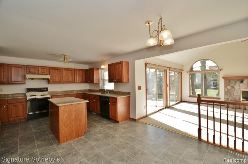 2888 Ranieri Drive Troy, MI 48085 - Photo 10 of 26 Kitchen to Family Room.jpg