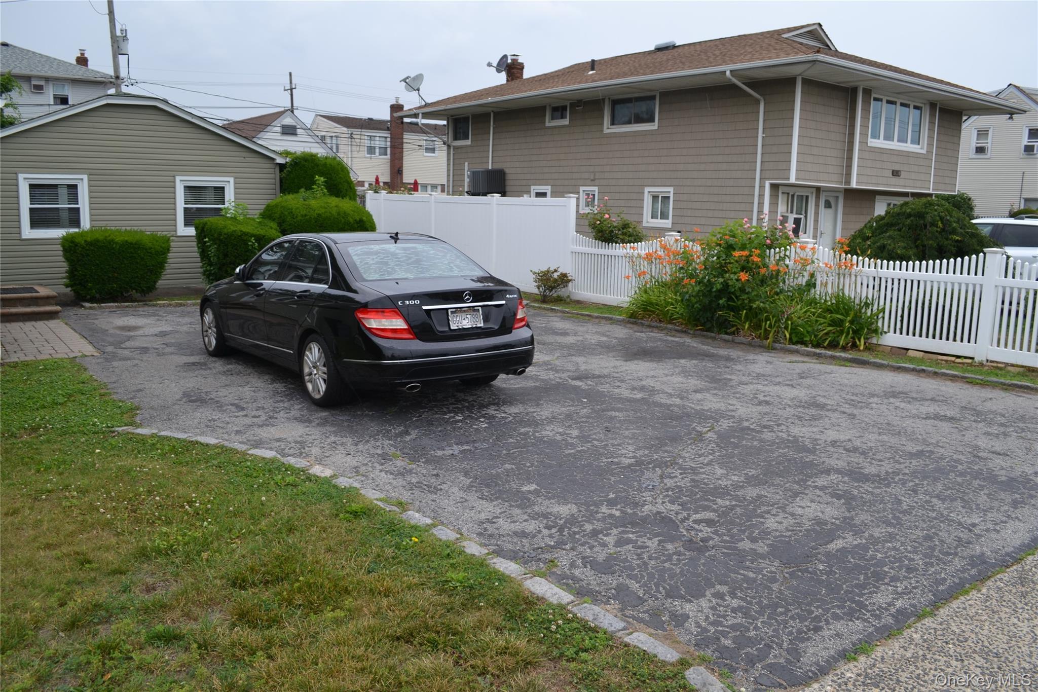 516 Long Beach Road Island Park, NY 11558 - Photo 23 of 31 driveway
