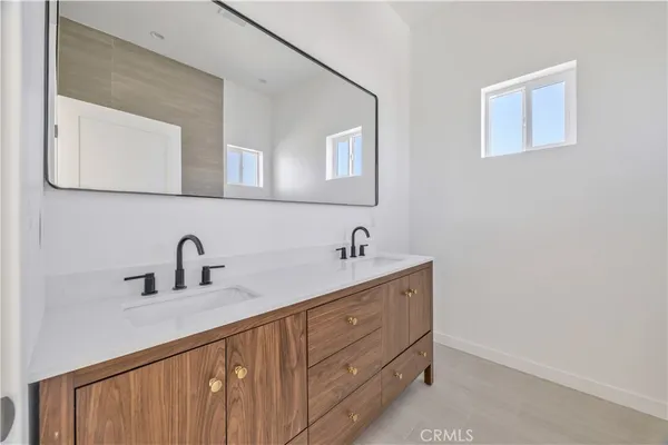$999,999 | 10905 Dalerose Avenue, Unit B, Inglewood, CA 90304