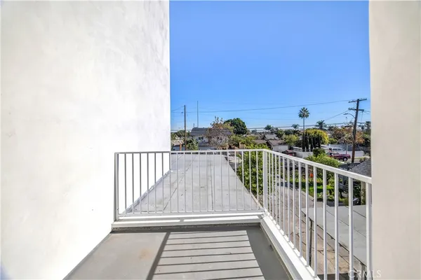 $999,999 | 10905 Dalerose Avenue, Unit B, Inglewood, CA 90304