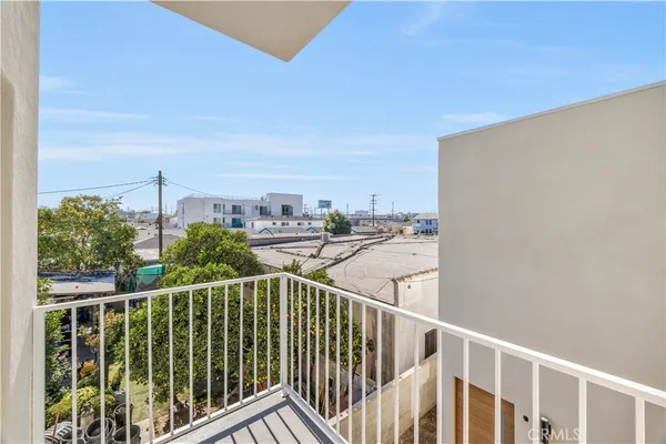 $999,999 | 10905 Dalerose Avenue, Unit B, Inglewood, CA 90304