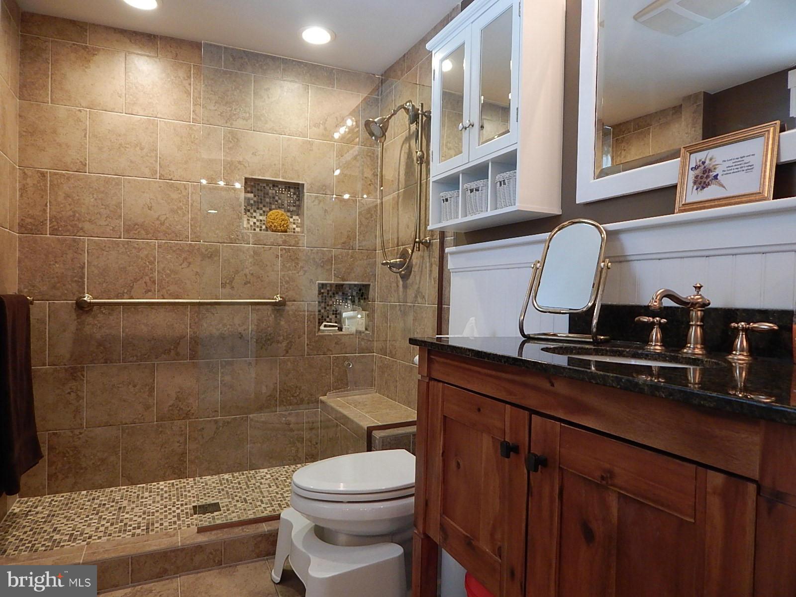 14426 Charmian Road Waynesboro, PA 17268 - Photo 9 of 24 Bath
