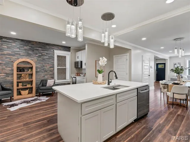 $534,999 | 3957 Shaw Boulevard, St. Louis, MO 63110