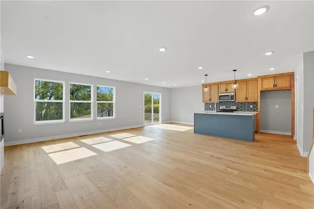 $429,950 | 701 Glenn Circle, Raymore, MO 64083