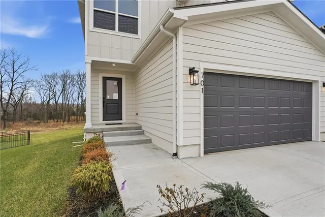 $429,950 | 701 Glenn Circle, Raymore, MO 64083