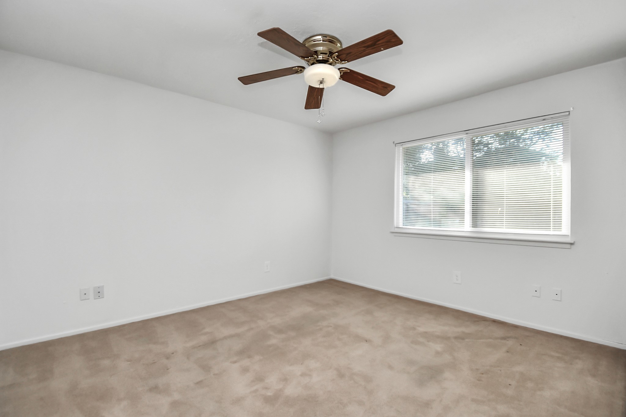 403 Westwood Drive Friendswood, TX 77546 - Photo 20 of 38 an empty room with ceiling fan and windows