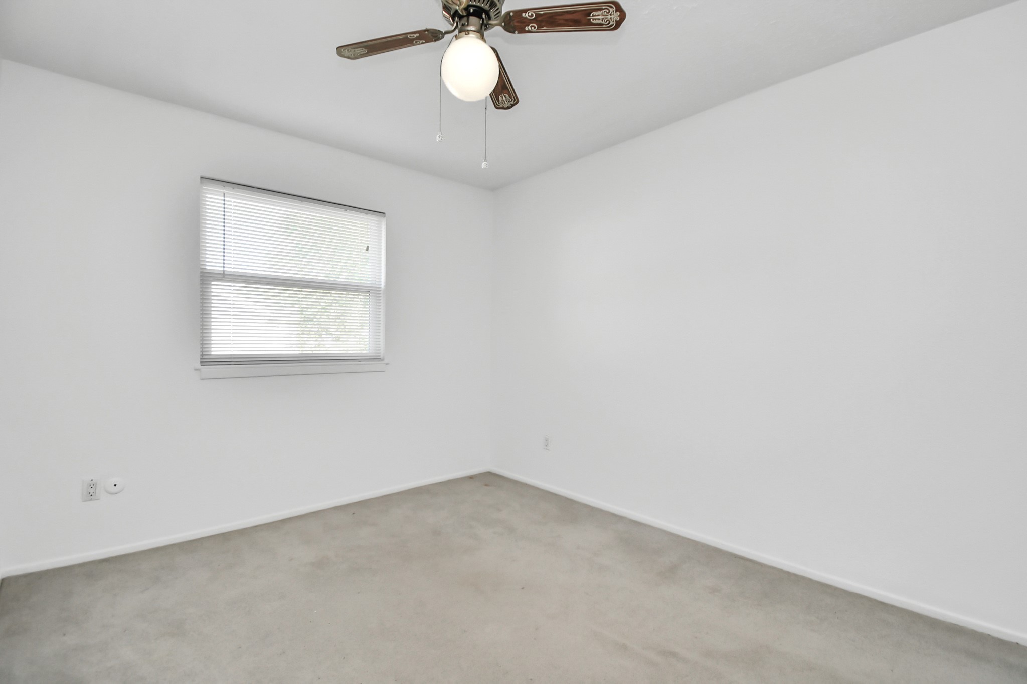 403 Westwood Drive Friendswood, TX 77546 - Photo 32 of 38 an empty room with a window