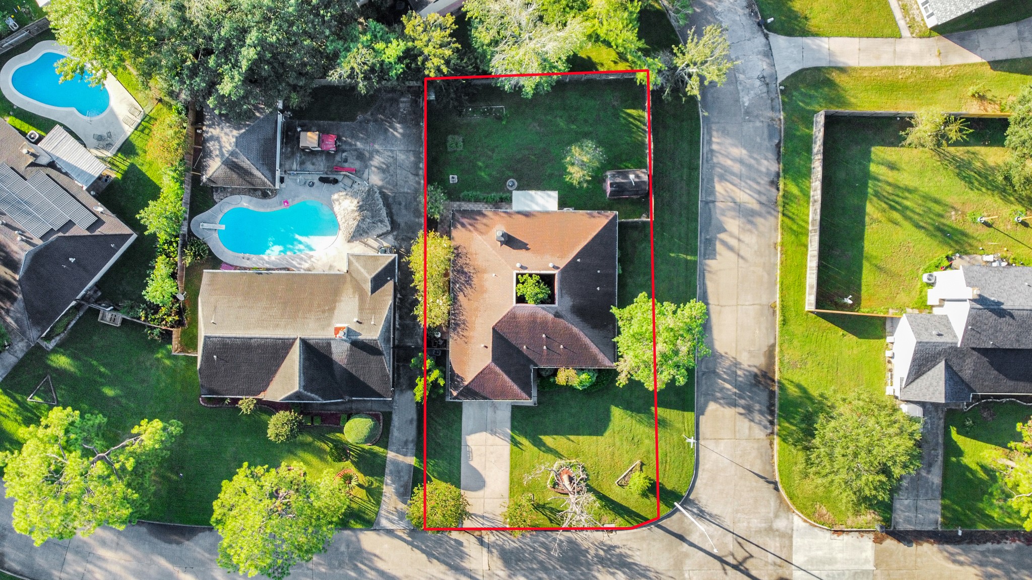 403 Westwood Drive Friendswood, TX 77546 - Photo 4 of 38 front view of a house with a garden