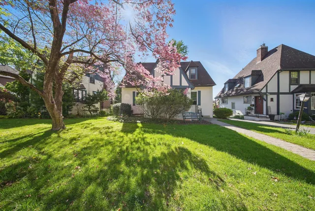 a view of a house with backyard and garden