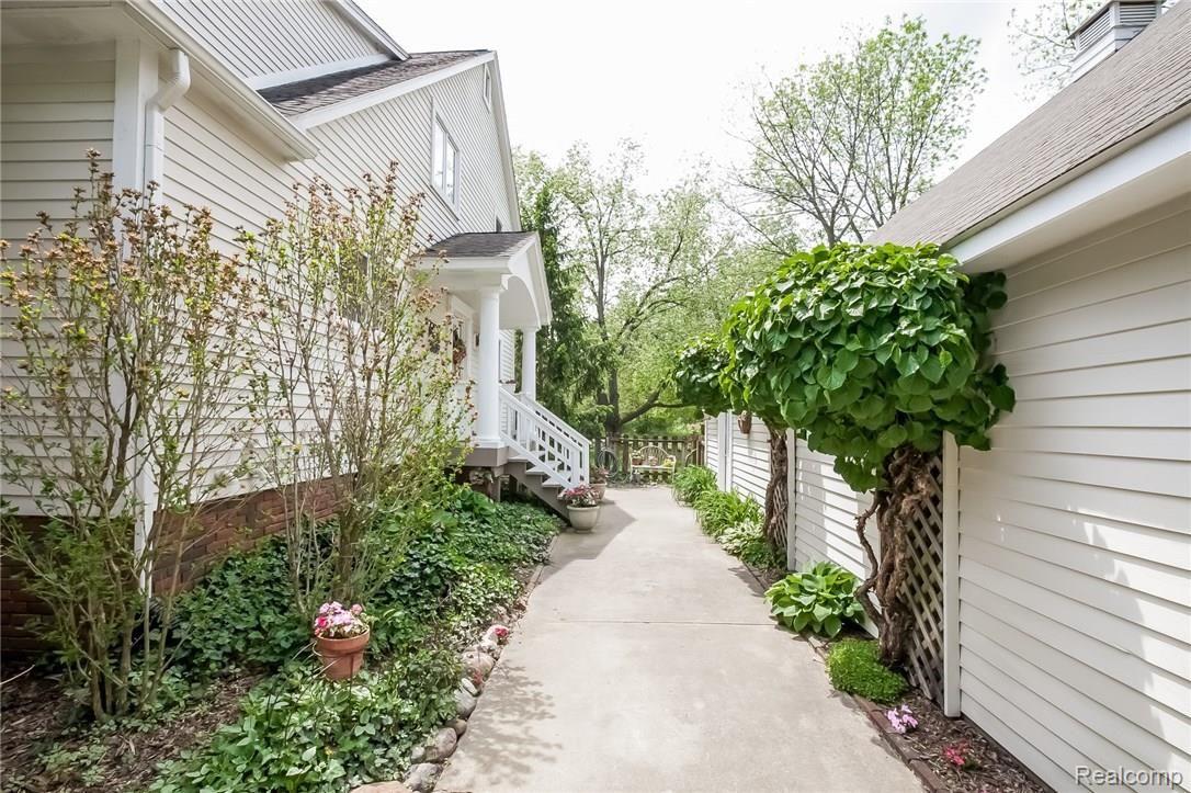 1461 Mill Race Road Rochester, MI 48306 - Photo 67 of 72 071-Side_View-2802321-medium.jpg