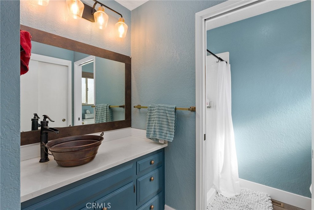 32 Mission Olive Road Oroville, CA 95966 - Photo 21 of 52 a bathroom with a sink a mirror and a bathtub