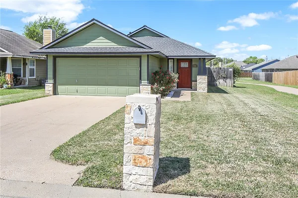 $1,900 | 916 Crested Point Drive, College Station, TX 77845