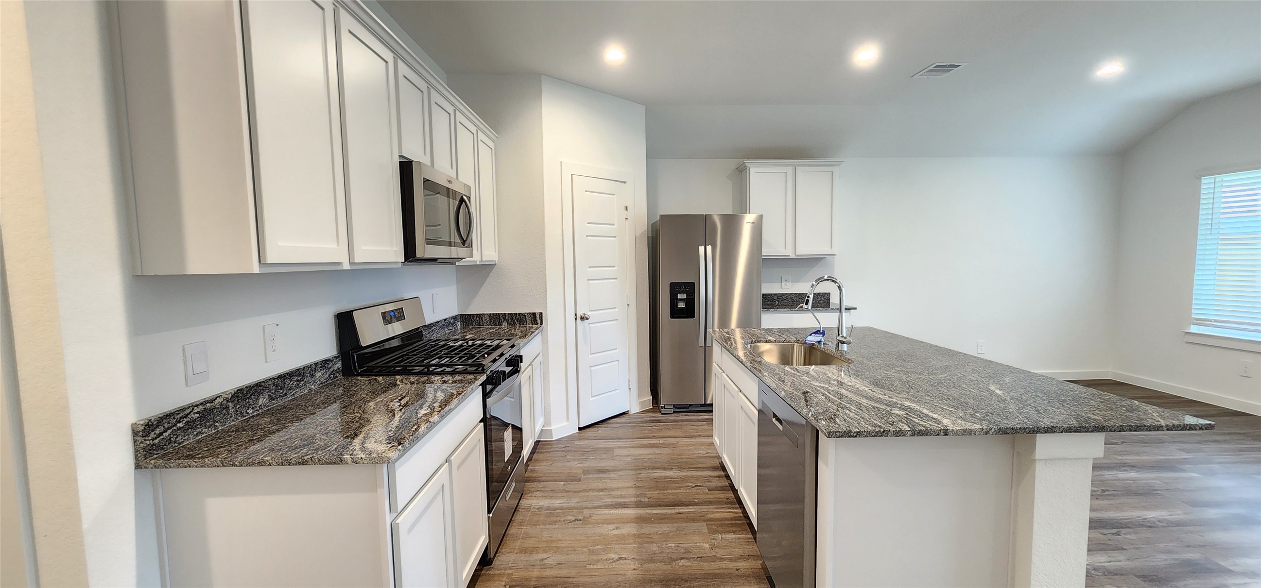1107 Toledo Bend Pass Rosharon, TX 77583 - Photo 6 of 30 Kitchen