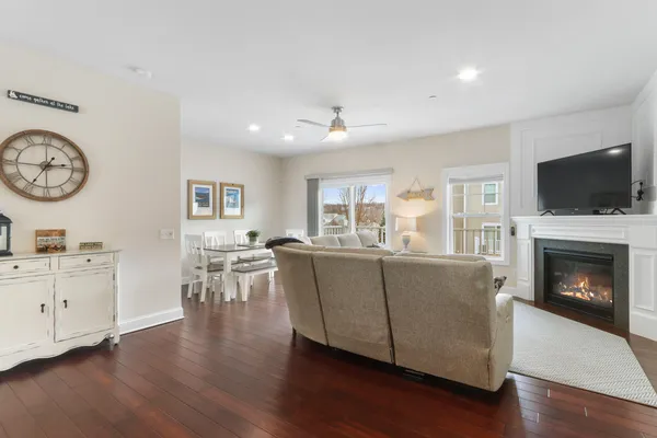 $879,900 | 193 2nd Avenue, Fontana, WI 53125