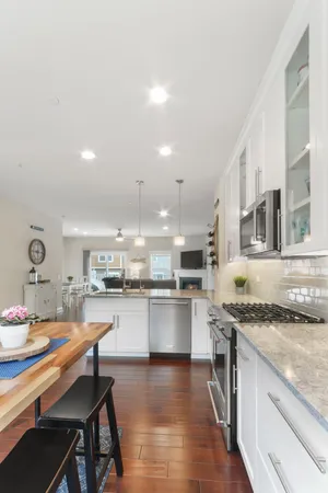 $879,900 | 193 2nd Avenue, Fontana, WI 53125