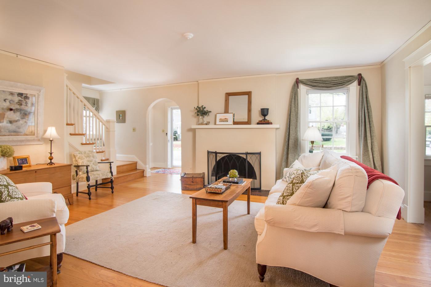 207 Russell Road Alexandria, VA 22301 - Photo 2 of 30 Living Room
