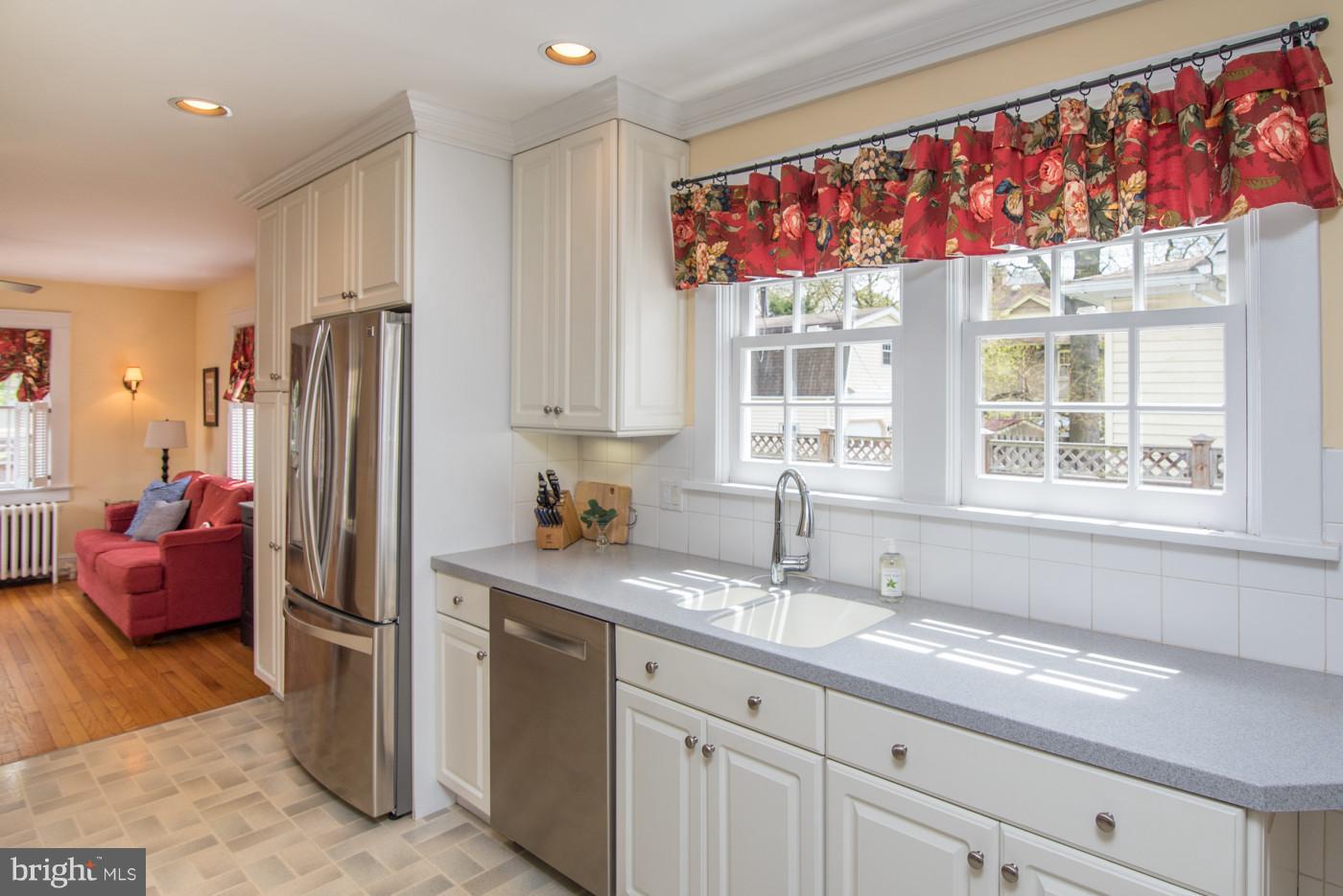 207 Russell Road Alexandria, VA 22301 - Photo 12 of 30 Kitchen