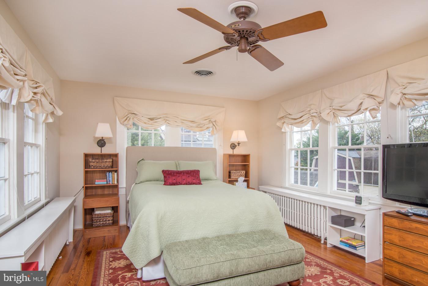 207 Russell Road Alexandria, VA 22301 - Photo 19 of 30 Master suite with sitting room