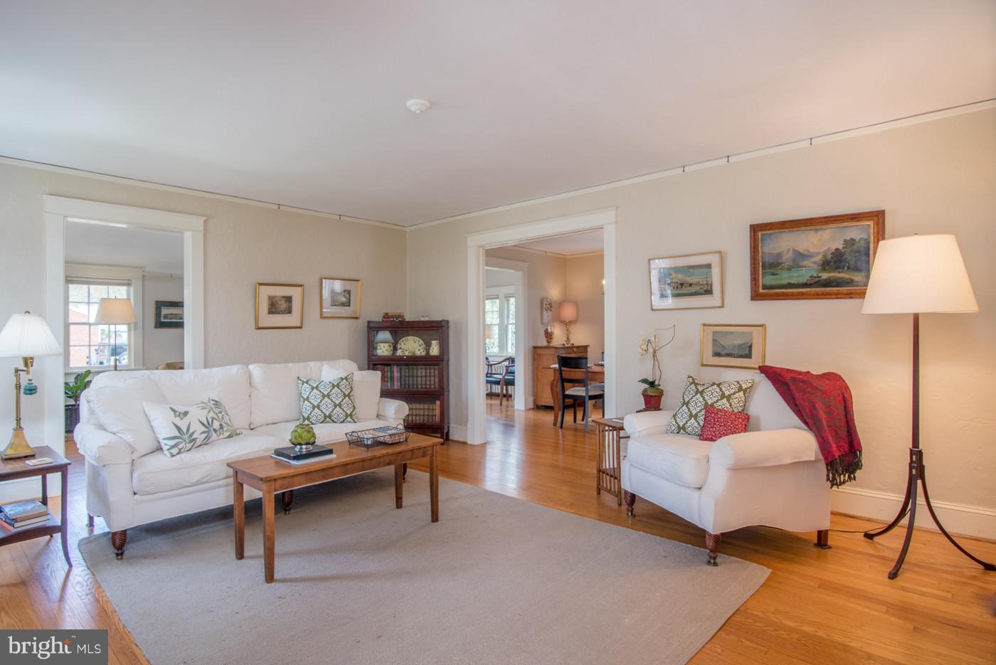 207 Russell Road Alexandria, VA 22301 - Photo 3 of 30 Living Room