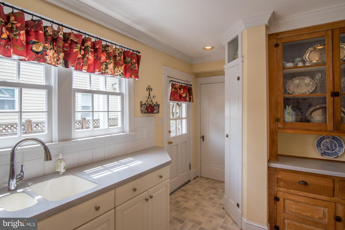 207 Russell Road Alexandria, VA 22301 - Photo 10 of 30 Kitchen