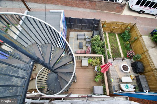 a view of a dinning room with patio