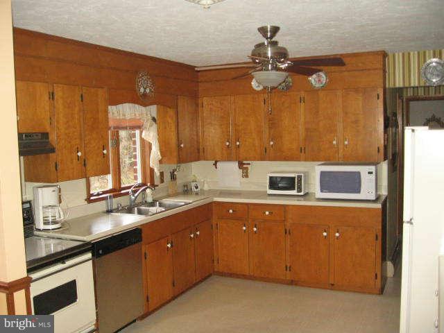 17211 Hunter Green Road Upperco, MD 21155 - Photo 4 of 28 Kitchen