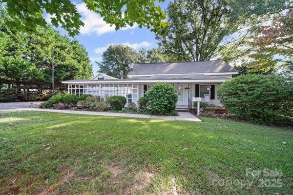 a view of a house with a backyard