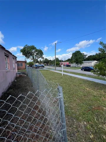 a view of a back yard
